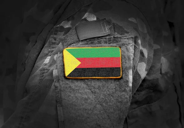 Bandiera di Azawad sul braccio dei soldati . — Foto Stock