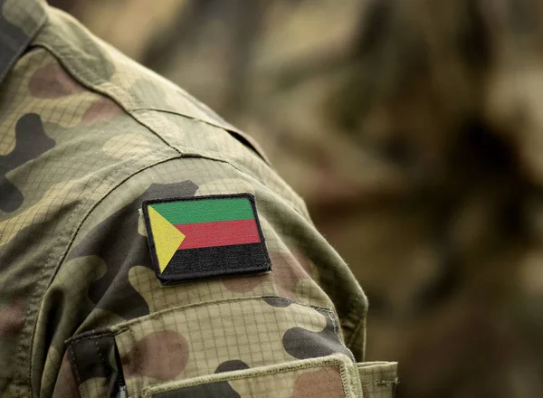 Azawad zászlója a katonák karján. — Stock Fotó