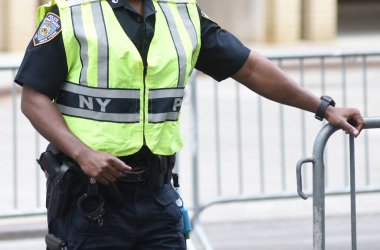 NEW YORK, ABD - 10 Haziran 2018: New York Şehri Polis Departmanı (NYPD) memurları Manhattan sokaklarında görevlerini yerine getiriyorlar. 