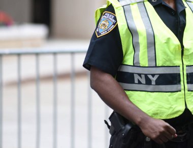 NEW YORK, ABD - 10 Haziran 2018: New York Şehri Polis Departmanı (NYPD) memurları Manhattan sokaklarında görevlerini yerine getiriyorlar. 