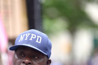 NEW YORK, ABD - 10 Haziran 2018: New York Şehri Polis Departmanı (NYPD) memurları Manhattan sokaklarında görevlerini yerine getiriyorlar. 