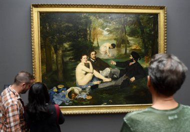 Paris, Fransa - 29 Ağustos 2019: Fransa 'da Paris d' Orsay Müzesi 'nde Edouard Manet' in Le dejeuner sur l 'herbe yakınlarındaki ziyaretçi.