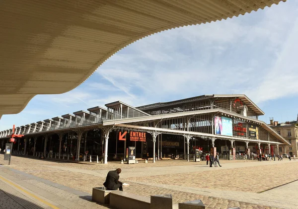 Paris, Fransa - 2 Eylül 2019: Fransa 'nın başkenti Paris' te bulunan Büyük Halle de la Villette Kültür Merkezi 'nin yakınları. 