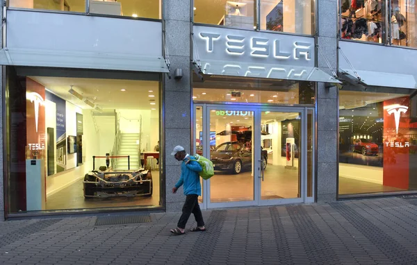 Núremberg Alemania Septiembre 2019 Gente Cerca Tienda Tesla Centro Núremberg — Foto de Stock