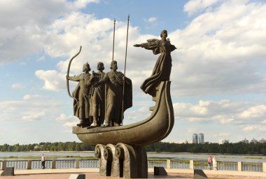 Kyiv, Ukrayna - 24 Temmuz 2020: Ukrayna 'nın başkenti Kyiv' in kurucularının anıtı. Kyi, Shchek, Horyv ve Lybid 'in heykeli Kyiv' deki Dnipro nehir kıyısındaki Kyiv 'in kurucuları.. 