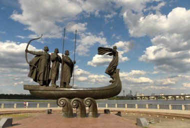 Kyiv, Ukrayna - 24 Temmuz 2020: Ukrayna 'nın başkenti Kyiv' in kurucularının anıtı. Kyi, Shchek, Horyv ve Lybid 'in heykeli Kyiv' deki Dnipro nehir kıyısındaki Kyiv 'in kurucuları.. 