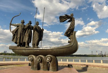 Kyiv, Ukrayna - 24 Temmuz 2020: Ukrayna 'nın başkenti Kyiv' in kurucularının anıtı. Kyi, Shchek, Horyv ve Lybid 'in heykeli Kyiv' deki Dnipro nehir kıyısındaki Kyiv 'in kurucuları.. 