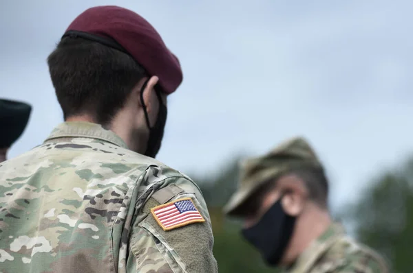 Amerikai Zászló Katona Karon Amerikai Katonák Védőmaszkban Karantén Seregben Amerikai — Stock Fotó