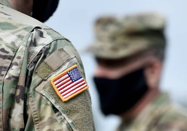 Αμερικανική Σημαία Στο Χέρι Του Στρατιώτη Και Αμερικανοί Στρατιώτες Φορώντας — Φωτογραφία Αρχείου