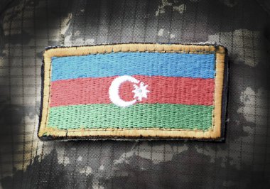 Askeri üniformalı Azerbaycan bayrağı. Azerbaycan ordusu, silahlı kuvvetler, askerler.