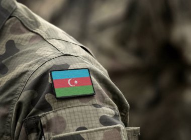 Askeri üniformalı Azerbaycan bayrağı. Azerbaycan ordusu, silahlı kuvvetler, askerler. Kolaj.
