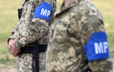 Askerlerin silahlarına milletvekili (askeri polis) imzala