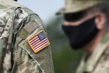 Koruyucu maske takan Amerikan askerleri. Orduda karantina.