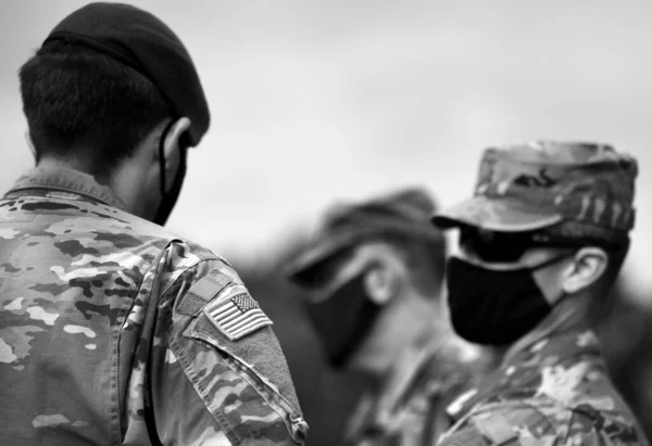 顔の保護マスクを着た米軍兵士 軍隊の隔離 — ストック写真