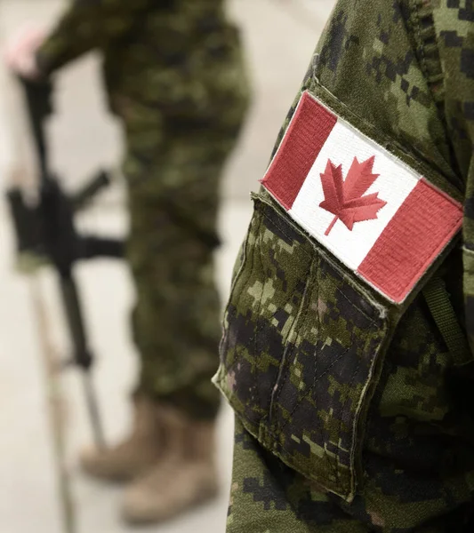 Флаг Канады Военной Форме Солдат Оружием Заднем Плане Канадские Солдаты — стоковое фото