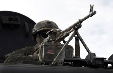 Makineli tüfekte Ermenistan bayrağı. Kafkasya 'daki askeri çatışma. Kolaj. 