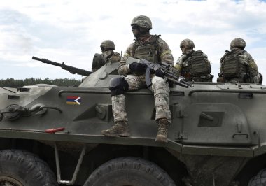 Zırhlı personel taşıyıcısı ve makineli tüfekli askerler üzerinde Artsakh bayrağı ve ayrıca Dağlık Karabağ Cumhuriyeti olarak da bilinir. Kolaj. 