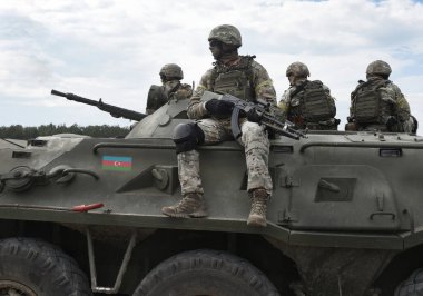 Zırhlı bir personel taşıyıcı ve makineli tüfekli askerler üzerinde Azerbaycan bayrağı. Kafkasya 'daki askeri çatışma. Kolaj. 