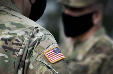 Koruyucu maske takan Amerikan askerleri. Orduda karantina.