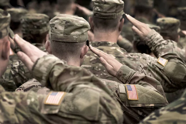 美国士兵致敬 美国军队 美国军队 老兵日 悼念日美国的武装部队 美利坚合众国的军事部队 — 图库照片