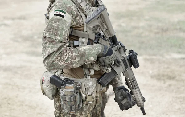 Soldat Mit Maschinengewehr Und Flagge Der Syrischen Nationalen Koalition Auf — Stockfoto