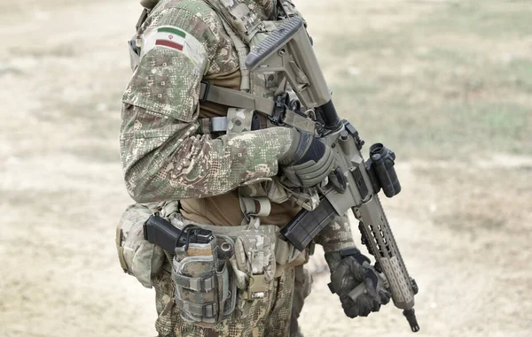 Soldato Con Fucile Assalto Bandiera Iraniana Uniforme Militare Collage — Foto Stock