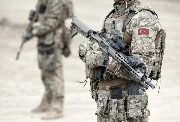 攻撃ライフルと軍の制服にトルコの旗を持つ兵士 コラージュ — ストック写真