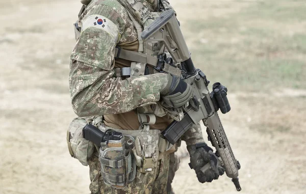 Soldado Con Rifle Asalto Bandera Corea Del Sur Uniforme Militar —  Fotos de Stock