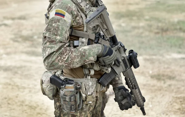 Soldado Com Espingarda Assalto Bandeira Colômbia Uniforme Militar Colagem — Fotografia de Stock