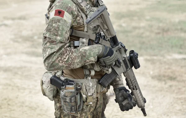 Soldaat Met Aanvalsgeweer Vlag Van Albanië Militair Uniform Collage — Stockfoto