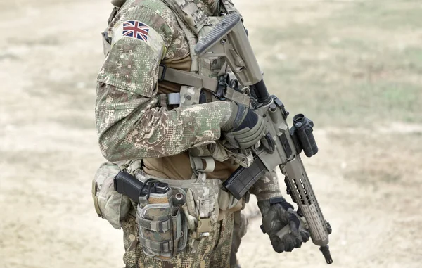 Soldado Com Espingarda Assalto Bandeira Reino Unido Uniforme Militar Colagem — Fotografia de Stock