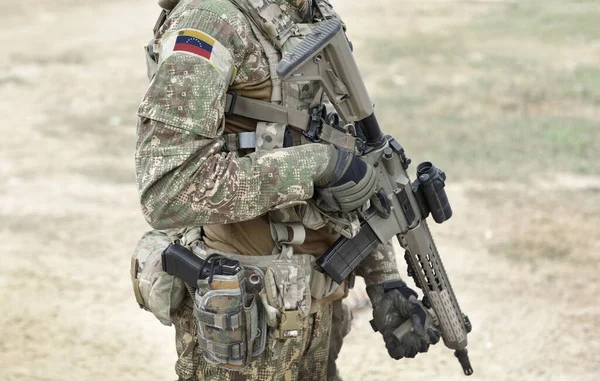 Soldat Med Rifle Venezuelas Flagg Militær Uniform Samarbeid – stockfoto