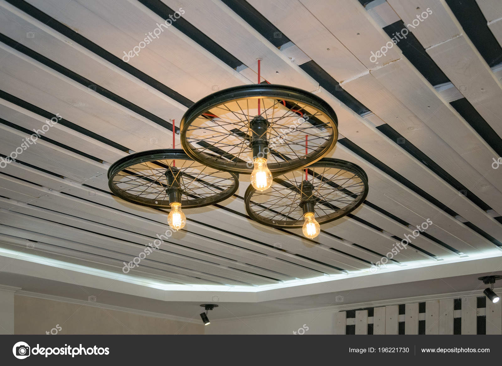 Schwarz Weiß Decke Mit Moderne Kronleuchter Stockfoto
