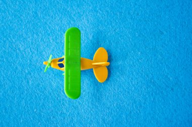 Renkli uçak ölçek modelleri