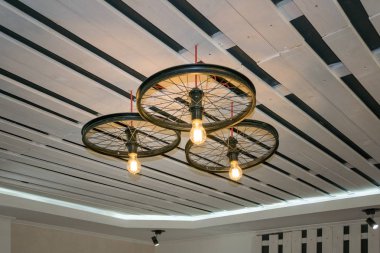 Siyah ve beyaz tavan ile modern sanat avizeler