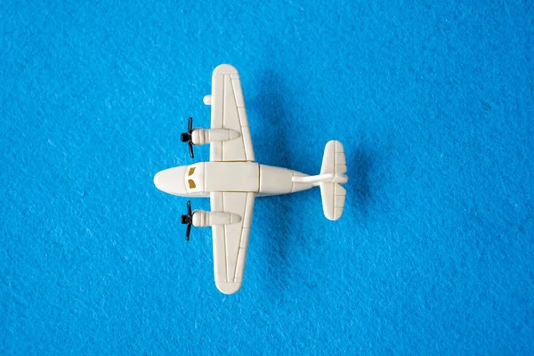 Juguete avión juguete aislado sobre fondo azul — Foto de Stock