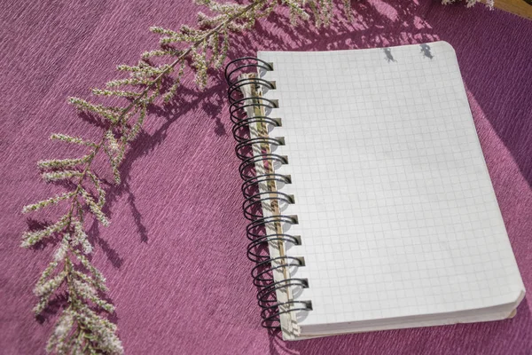 Caderno de papel decorado com bela flor — Fotografia de Stock