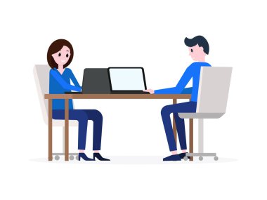 Adam ve dizüstü bilgisayarlarda çalışan kadın