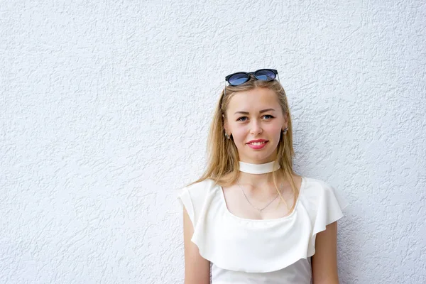 Sevimli genç kadın çekici gülümseme ile