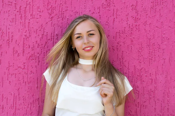 Hassas makyaj ile gülümseyen güzel kadın