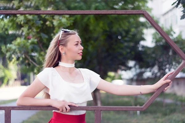 Attraktiv ung kvinna poserar utanför — Stockfoto