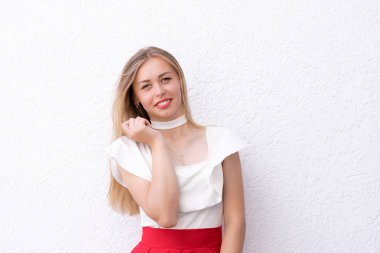 Genç güzel Bayan beyaz dokulu arka plan üzerinde kırmızı dudaklı. Kopya alanı ile fotoğraf kapatmak
