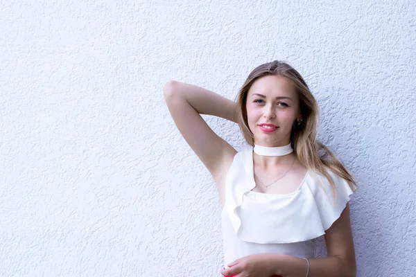 Mutlu kız dokulu arka plan üzerinde kırmızı dudaklı. Fotoğraf kopyalama alanı sol ile kapatmak