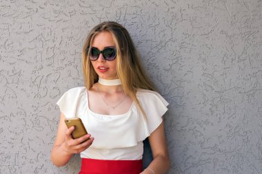 güzel bir iş kadını telefon kullanma