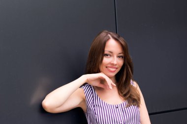 Manyetik gülümseme ile yakışıklı genç kadın