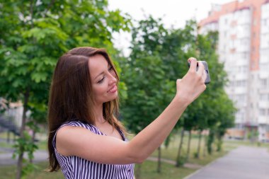 Genç kadın holding telefon resimli