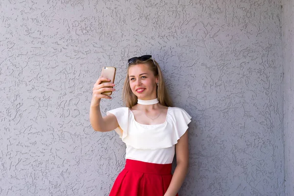 Modern cihaz ile neşeli genç kadın