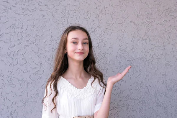 Gentilmente sorrindo menina posando contra a parede — Fotografia de Stock