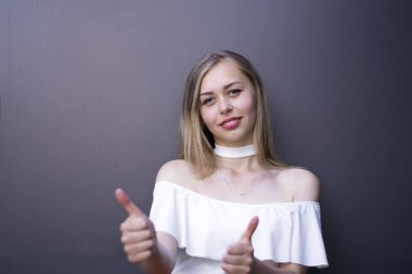 Çekici kız bir şey önerir