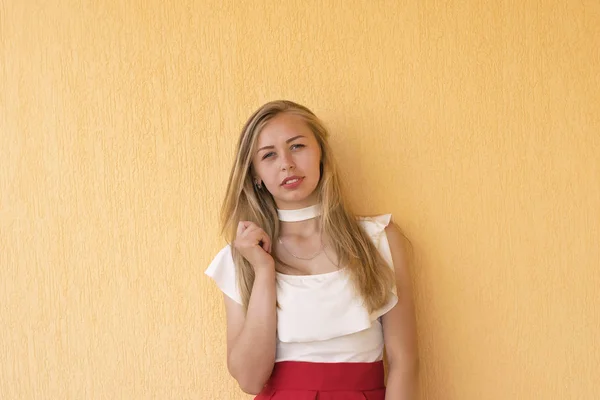 Parlak kız duvara karşı ayakta — Stok fotoğraf